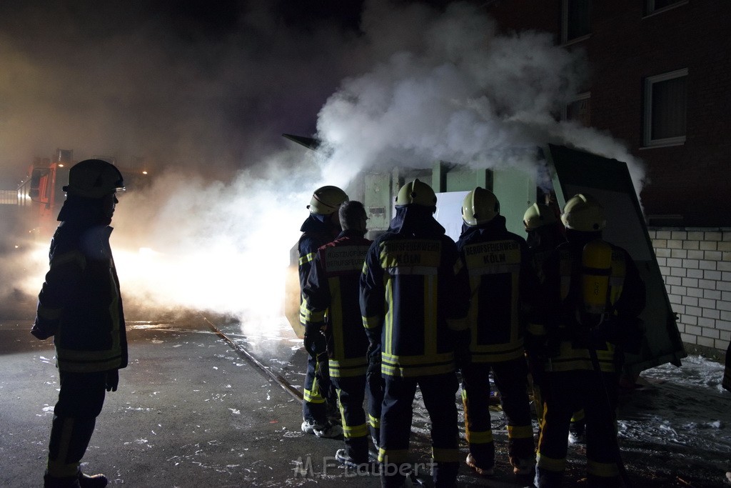 Feuer Papp Presscontainer Koeln Hoehenberg Bochumerstr P205.JPG - Miklos Laubert